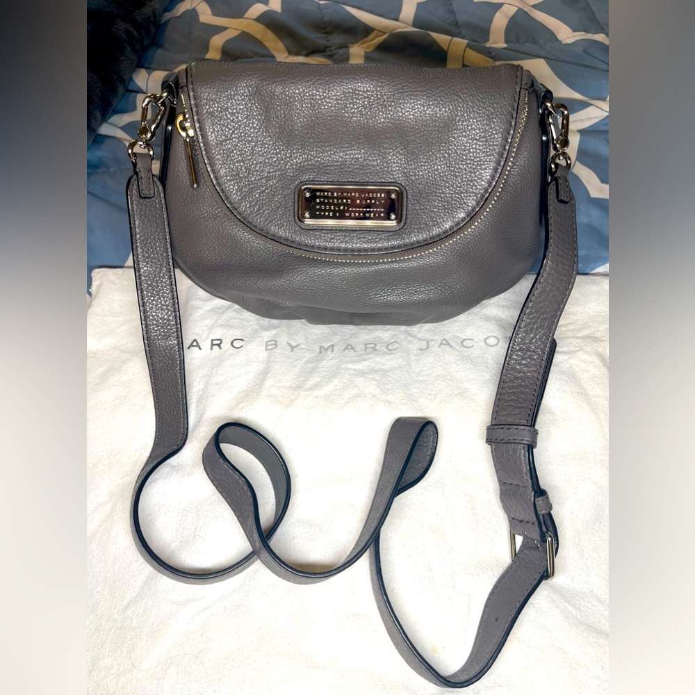 Marc by Marc Jacobs Grey Leather
Classic Natasha Crossbody Bag ...